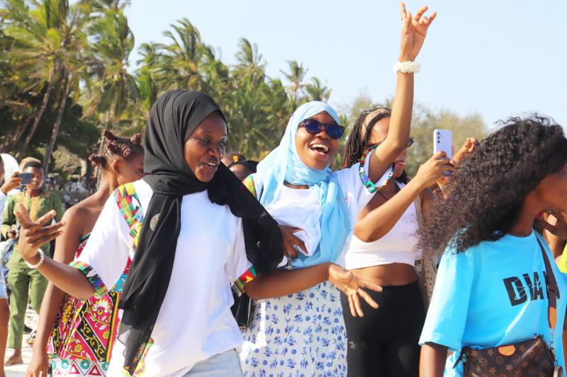 Diani Regata skydiving Cheering crwod